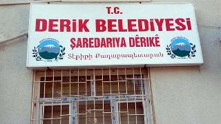 Derik Belediyesi'nin tabelası yeniden 3 dilli