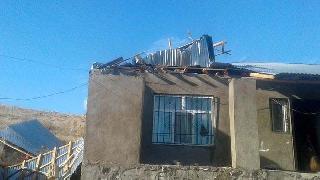 Bahçesaray'da yıldırım can aldı, Erciş'te fırtına çatıları uçurdu