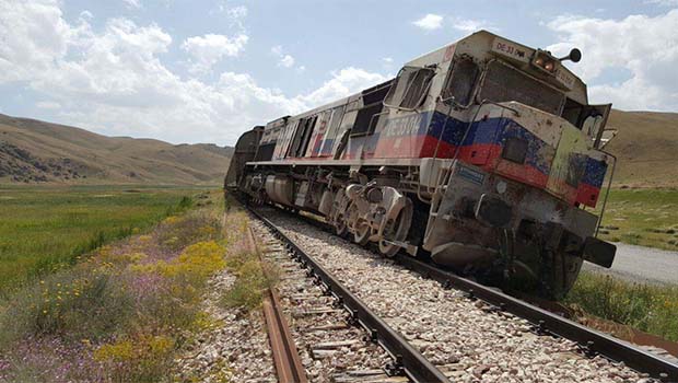 Yük trenine bombalı saldırı