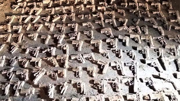İstanbul'da sıcak saatler: Yüzlerce silah ele geçirildi