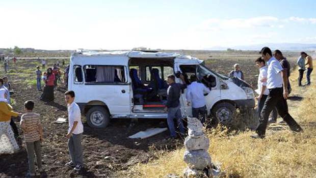 Urfa'da öğrenci servisi devrildi: 1 ölü, 19 yaralı