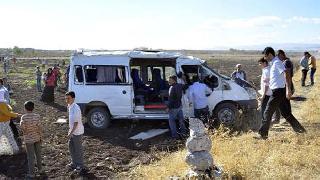 Urfa'da öğrenci servisi devrildi: 1 ölü, 19 yaralı