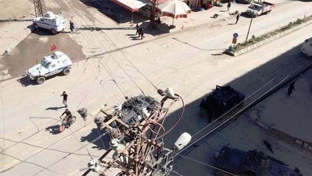 Yüksekova'da polis aracından ateş açıldı: 4 ölü