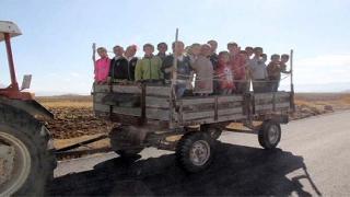 Servis bulamayan öğrenciler römorkla okula gidiyor!