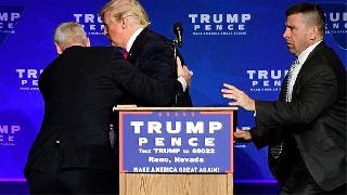 Trump apar topar kürsüden indirildi