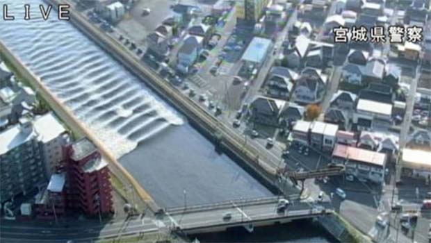 Japonya'da deprem sonrası tsunami dalgaları kıyılara ulaştı