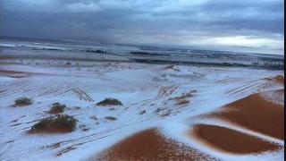 Suudi Arabistan'da çöle kar yağdı