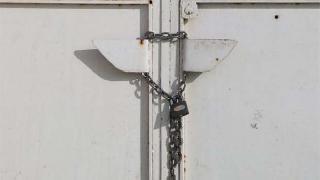 Şemdinli Belediyesi'nin kapısına zincir vuruldu