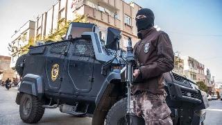 Diyarbakır'da AK Parti İl Başkanlığı önündeki polislere EYP'li saldırı 