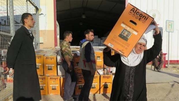 Barzani Yardım Vakfı'nda Dîbeg Kampı'ndaki göçmenlere yardım