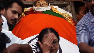 Liderlerinin acısına dayanamayan 470 kişi öldü