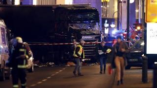 Berlin'de Noel pazarına kamyonlu saldırı: Ölü ve yaralılar var