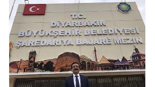 Diyarbakır'da kayyum yeni tabela önünde poz verdi