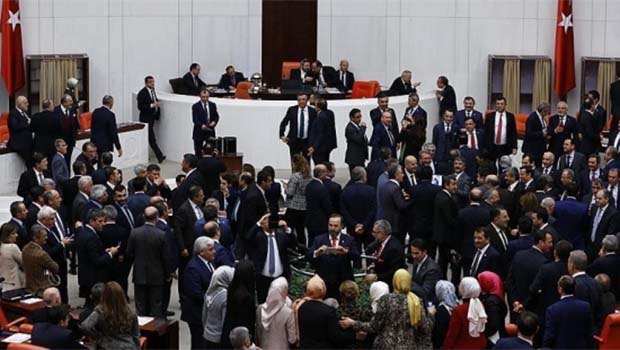 İşte başkanlık sistemi maddelerinin oylamasından ilk sonuçlar