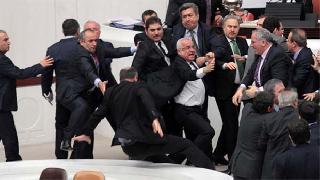 Türkiye Meclis'inde gergin gece.. Yumruklar konuştu