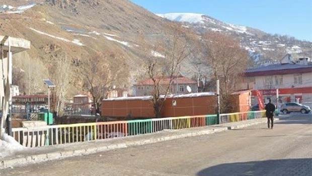Yeşil, sarı, kırmızı renkli köprü, kırmızı ve beyaza boyandı