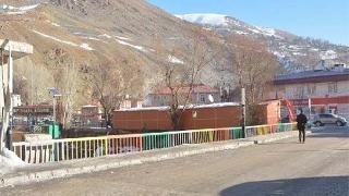 Yeşil, sarı, kırmızı renkli köprü, kırmızı ve beyaza boyandı