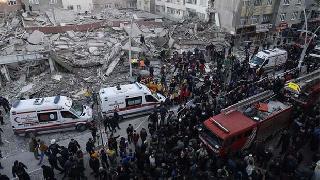 İstanbul'da 56 daireli bina çöktü: Ölü ve yaralılar var