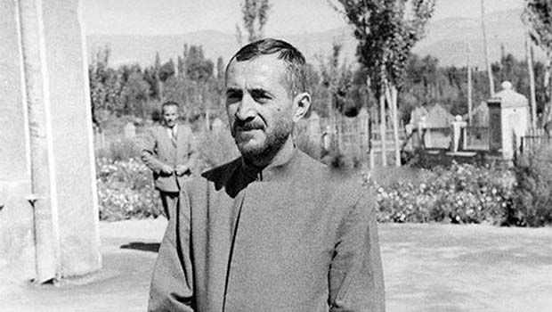 İran rejimi, Qazi Muhammed’in resmini dağıtan bir kadını göz altına aldı