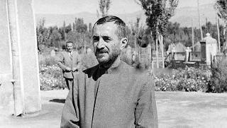 İran rejimi, Qazi Muhammed’in resmini dağıtan bir kadını göz altına aldı