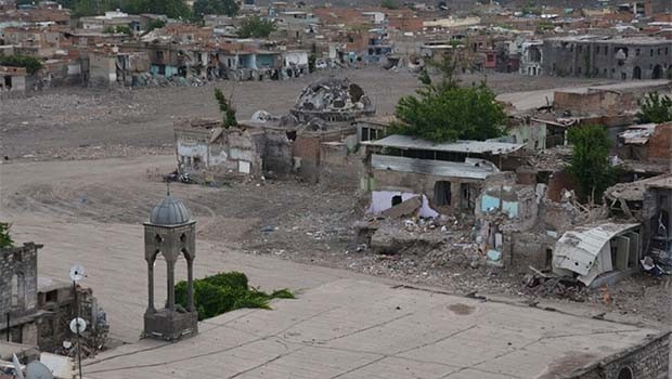 Sur'u terk etmek zorunda kalan aileler zor şartlarda yaşıyor