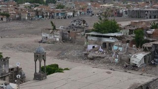 Sur'u terk etmek zorunda kalan aileler zor şartlarda yaşıyor