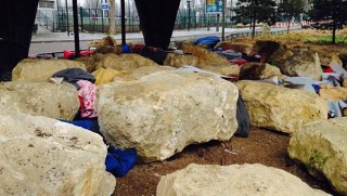 Paris'te mültecilere karşı kaya