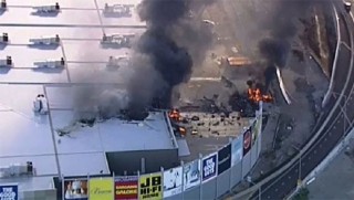 Alışveriş merkezine uçak düştü; 5 ölü