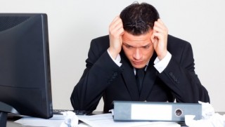 İşe gitmemek için kendini bıçakladı!