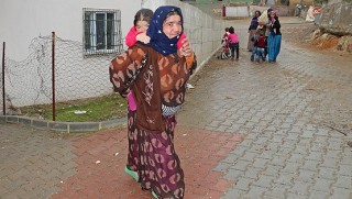 Hiç bıkmadan Kızını 36 yıldır sırtında taşıyor