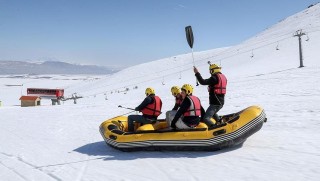 Van'da karda rafting heyecanı