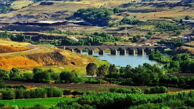 Diyarbakır’da tarihe beton döktüler!