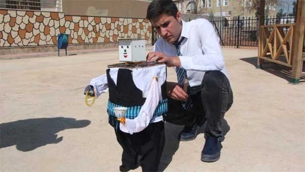 Urfalı öğrenci, atık malzemelerden robot yaptı