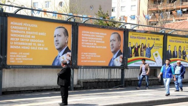 Diyarbakır'da Erdoğan için Türkçe-Kürtçe pankartlar