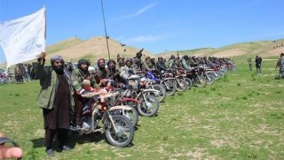 Beyaz bayrak ve motosikletle teslim oldular