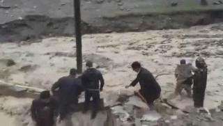 Hakkari'de sel ve heyelan yolları kapattı