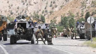 Van'da askeri araç geçişi sırasında patlama 