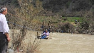Zap Suyu köprüleri yuttu