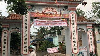 Köylüler polisleri rehin aldı