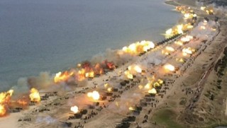 Kuzey Kore'den gövde gösterisi! Yüzlercesi aynı anda...