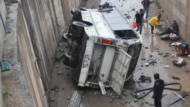 Batman’da işçi midibüsü dereye uçtu: 15 yaralı