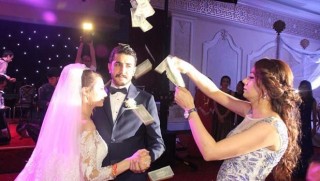 Urfa'da düğünde dolar yağmuru