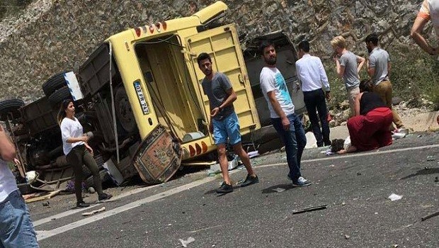 Tur otobüsü devrildi: 24 ölü