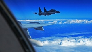 Çin, ABD askeri uçağının önünü kesti