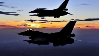 Yunanistan’da savaş uçağı düştü