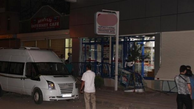 Diyarbakır'da markete el yapımı patlayıcıyla saldırı