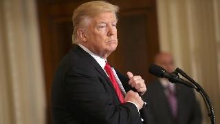 Trump Katar'ı topa tuttu