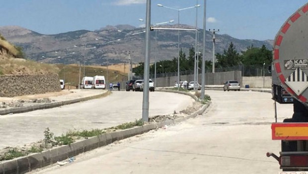 Batman'da karakol önünde araç patladı: Yaralılar var