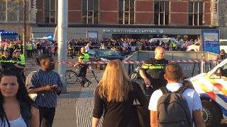 Amsterdam'da bir araç yayaları ezdi