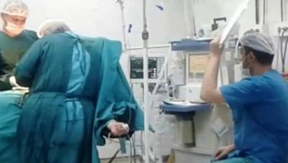 Ağrı Devlet Hastanesi'nde kartonla yelpazeli ameliyat tartışması